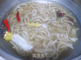 肉皮冻的做法步骤:7