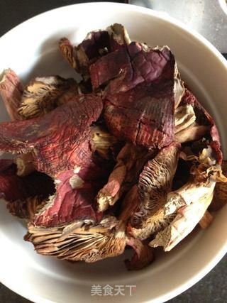 月子菜——红菇鸡汤的做法步骤:5