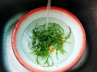 一道来自云南的美味——臭菜煎鸡蛋的做法步骤:3