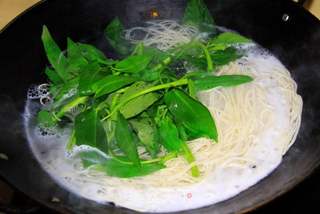 豌豆炸酱面的做法步骤:4