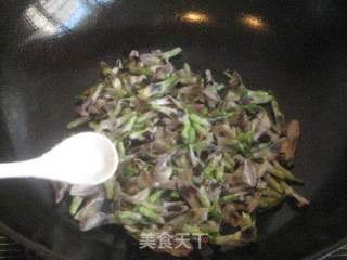 蚕豆花鸡蛋粥的做法步骤:6