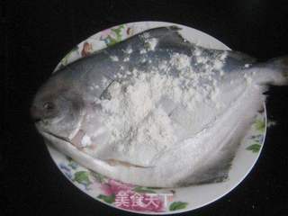辣味蒜子烧鲳鱼的做法步骤:3