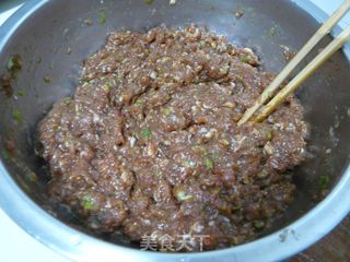 香香的芹菜馅水煎包的做法步骤：6