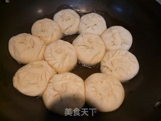 香香的芹菜馅水煎包的做法步骤：11