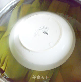肉粽—玉米肠香肠咸蛋黄肉粽(附三角粽包法)的做法步骤:5