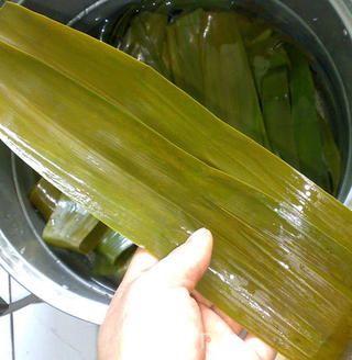 肉粽—玉米肠香肠咸蛋黄肉粽(附三角粽包法)的做法步骤:7