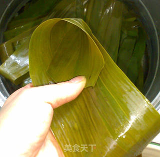 肉粽—玉米肠香肠咸蛋黄肉粽(附三角粽包法)的做法步骤:8