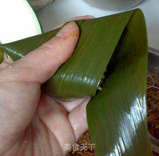 肉粽—玉米肠香肠咸蛋黄肉粽(附三角粽包法)的做法步骤:11