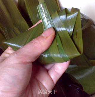肉粽—玉米肠香肠咸蛋黄肉粽(附三角粽包法)的做法步骤:12