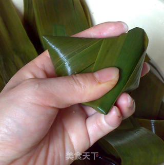 肉粽—玉米肠香肠咸蛋黄肉粽(附三角粽包法)的做法步骤:13