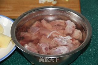 东北名菜--排骨炖豆角的做法步骤：1