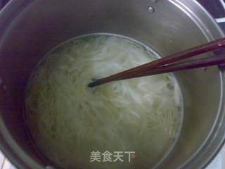 虾仁清汤面的做法步骤:4
