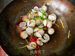 心蓝手制私房菜【葱姜辣炒蛤蜊】——灵魂的印记的做法步骤:8