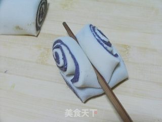 超详图解花卷做法——黑米双色花卷的做法步骤:12