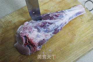 教主妇用粤式手法烹饪极品烤羊腿——蓝莓酱烤澳洲羊腿的做法步骤:4