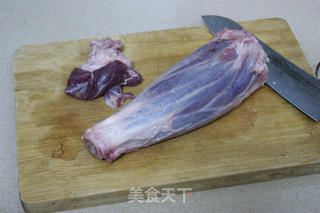 教主妇用粤式手法烹饪极品烤羊腿——蓝莓酱烤澳洲羊腿的做法步骤:3