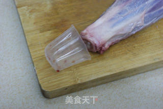 教主妇用粤式手法烹饪极品烤羊腿——蓝莓酱烤澳洲羊腿的做法步骤:2