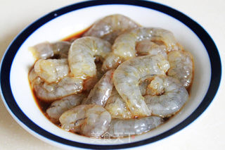 鲜虾翡翠炒饭的做法步骤:2