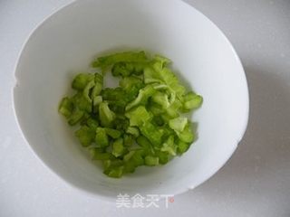 夏日消暑去火饮品---苦瓜苹果饮的做法步骤:2