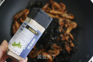 灼浸炸炒四道工序打造欧洲杯吮指下酒菜——吮指茶香北极虾的做法步骤：15