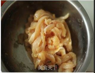 夏日不可错过的清爽家常小炒——鸡丝茼蒿的做法步骤:3