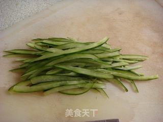 西瓜皮炒毛豆的做法步骤:2