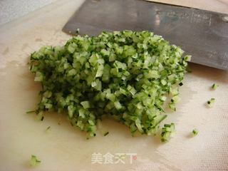 西瓜皮炒毛豆的做法步骤:3