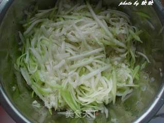 葫芦瓜肉馅饺子的做法步骤:2