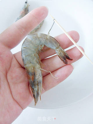 【夏日清蒸菜】蒜蓉粉丝虾(教新手轻松挑虾线)的做法步骤:3