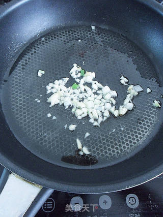 【夏日清蒸菜】蒜蓉粉丝虾(教新手轻松挑虾线)的做法步骤:9