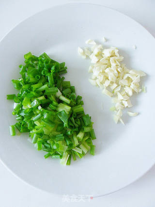 【夏日清蒸菜】蒜蓉粉丝虾(教新手轻松挑虾线)的做法步骤:2