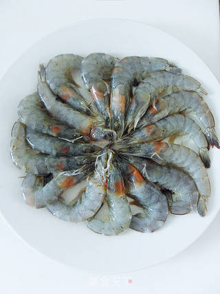【夏日清蒸菜】蒜蓉粉丝虾(教新手轻松挑虾线)的做法步骤:4