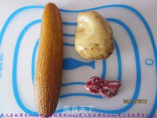 老黄瓜炒土豆片的做法步骤：1
