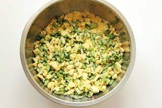 【夏日健脾私房菜】玉米面蒸豇豆的做法步骤:6