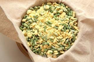 【夏日健脾私房菜】玉米面蒸豇豆的做法步骤:7