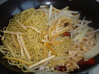 鸡肉炒黄面—新疆味道的做法步骤:4
