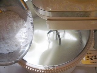 另类方法吃奶茶——奶茶蜜豆蛋糕卷的做法步骤:2