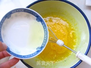 另类方法吃奶茶——奶茶蜜豆蛋糕卷的做法步骤:4