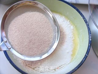 另类方法吃奶茶——奶茶蜜豆蛋糕卷的做法步骤:7
