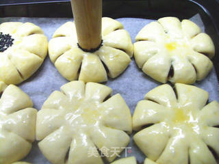 豆沙花朵面包的做法步骤:10