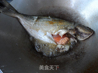 东北大酱炖平鱼的做法步骤:2