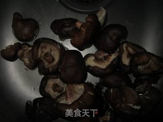 香菇肉丝饭，再搁上俩鸡蛋，鲜美啊的做法步骤：3