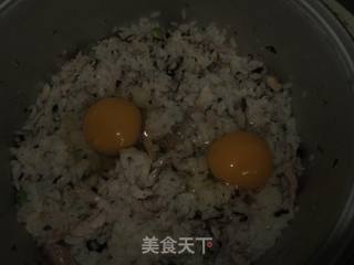 香菇肉丝饭，再搁上俩鸡蛋，鲜美啊的做法步骤：7