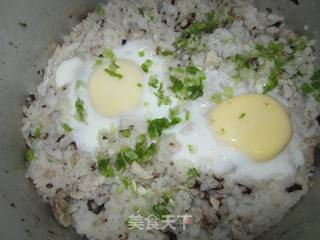 香菇肉丝饭，再搁上俩鸡蛋，鲜美啊的做法步骤：9