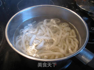 牛肉香菜炒乌冬的做法步骤:2