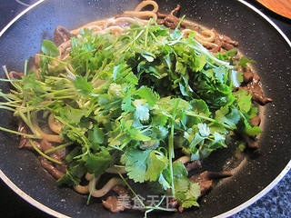 牛肉香菜炒乌冬的做法步骤:10
