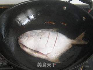 干烧鲳鱼的做法步骤:4