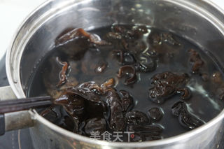 五颜六色好营养---凉拌黑木耳的做法步骤:3