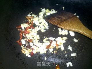 重口的佐酒小菜——辣炒毛豆的做法步骤:2