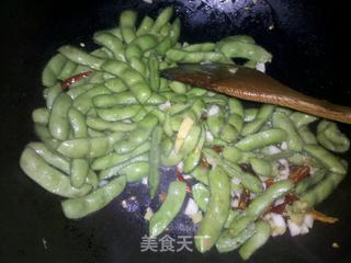 重口的佐酒小菜——辣炒毛豆的做法步骤:3